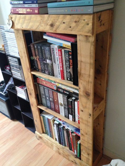 Diy Pallet Furniture Indoor, Bookshelf Homemade, Pallet Bookshelf Diy, Diy Bookshelf Easy Cheap, Wooden Pallet Shelves, Pallet Wall Hangings, Pallet Bookshelf, Wooden Pallet Crafts, Diy Pallet Wall