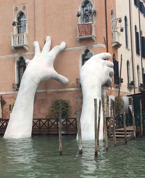 Steffan on Instagram: “Italian sculptor Lorenzo Quinn's giant hands emerge from the canals of Venice. Photo by @write_marina #lorenzoquinn #art #artist…” Lorenzo Quinn, Contemporary Art Installation, Italian Sculptors, Arte Peculiar, Venice Canals, Hand Sculpture, Grand Canal, Wow Art, Art Installation