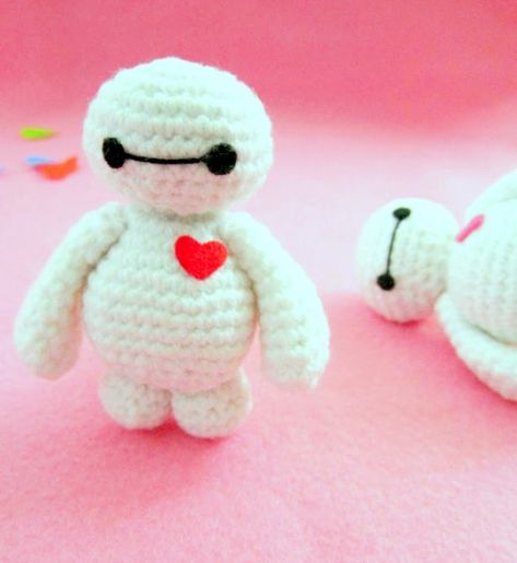 Free cute and unusual Valentine's Day crochet patterns. List of free patterns for Valentine's Day "creatures", to make for your significant other and say "I love you" in a unique non-cliché manner! Crocheted Stuffed Animals, Baby Amigurumi, Diy Tricot, Confection Au Crochet, Pola Amigurumi, Crochet Amigurumi Free, Crochet Diy, Baymax, Big Hero 6