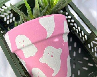 Ghost Plant, Painted Pots Diy, Flower Pot Design, Painted Plant Pots, Halloween Flowers, Opening An Etsy Shop, Pottery Painting Designs, Clay Crafts Air Dry, Painted Flower Pots