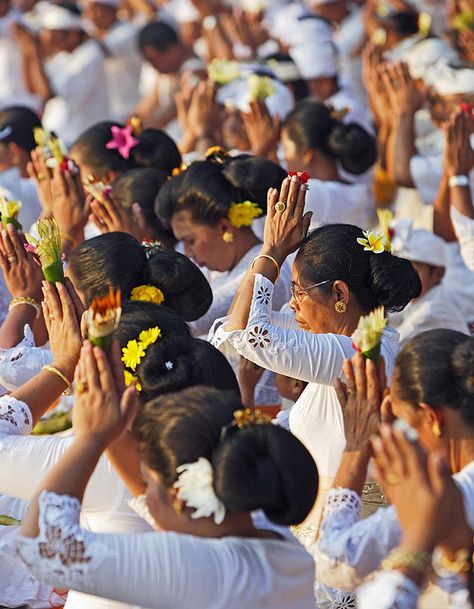 Women in Bali praying Myanmar Teacher, Women Praying, Bali Yoga Retreat, Best Of Bali, Bali Island, Aesthetic People, Seminyak, Bali Travel, Yoga Retreat