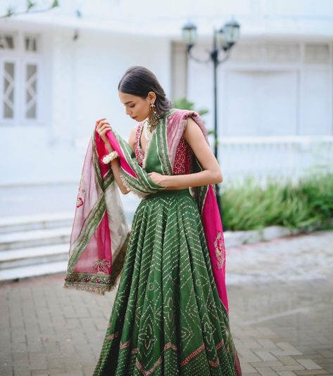 Green Bandhani Saree, Green Color Combinations, Bollywood Bridal, Indian Outfits Lehenga, Dresses Traditional, Lehnga Dress, Wedding Photoshoot Poses, Green Lehenga, Indian Dresses Traditional