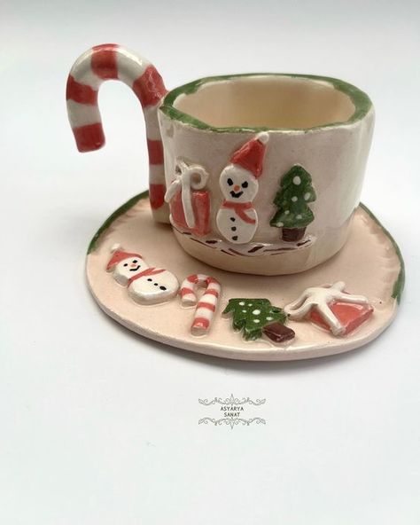 Christmas Ceramics Ideas, Winter Pottery, Clay Projects For Kids, Mug And Saucer, Diy Pottery Painting, Christmas Cups, Cute Coffee Cups, Clay Cup, Christmas Clay