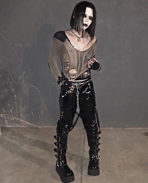 Rivethead Goth, Gender Makeup, Fishnet Clothes, Fishnet Clothing, Styl Emo, Perky Goth, 2000s Mall Goth, Alt Subcultures, Cemetery Gates