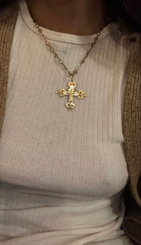 Vintage Gold Cross Necklace, Gold Cross Necklace Aesthetic, Catholic Aesthetic Outfits, Cross Necklace Aesthetic, Cross Neckless, Jesus Jewelry, Coquette Necklace, Highschool Au, Vintage Cross Necklace