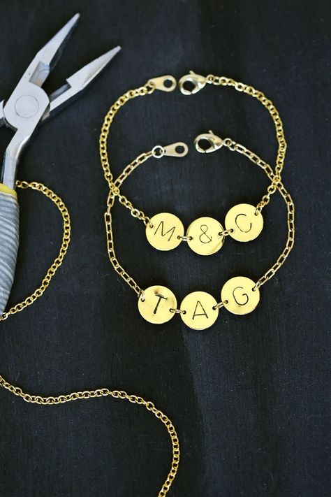 Need to make one of these! Stamped Initial Bracelet (click through for tutorial) Initial Bracelet Diy, Bracelet Initial, Diy Jewelry Projects, The Bangles, A Beautiful Mess, Stamped Bracelet, Diy Bracelets Easy, Hand Stamped Necklace, Easy Diy Jewelry