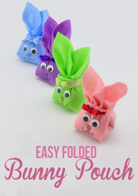 Bunny Pouch Tutorial - I am absolutely gushing over these adorable felt bunnies! They are super easy and take less than 15 minutes to make if you are looking for a simple Spring or Easter craft. Bamboo Vase, Pouch Craft, Baby Mobil, Boyfriend Crafts, Spring Centerpiece, Easter Bunny Crafts, Felt Bunny, Pouch Tutorial, Easter Projects