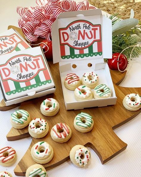 Elf Cookies, Christmas Pops, Sugar Cookie Designs, Christmas Sugar Cookies, Christmas Cookies Decorated, Mini Cookies, At Noon, Icing Cookies, Cookie Designs