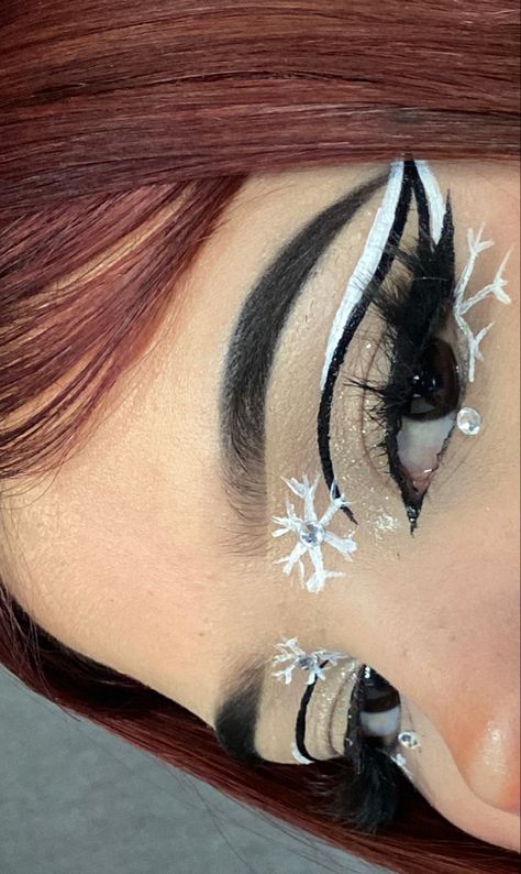 Winter Eyeliner Looks, Christmas Alt Makeup, Emo Christmas Makeup, Christmas Goth Makeup, Alt Christmas Makeup, Christmas Graphic Liner, Snowflake Eyeliner, Black And White Eyeliner Looks, Christmas Eyeliner Looks