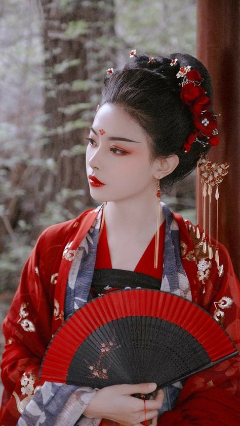 Geisha Inspired Makeup, Geisha Makeup Traditional, Chinese Traditional Makeup, Traditional Chinese Makeup, Geisha Photography, Geisha Photo, Hanfu Makeup, Geisha Portrait, Traditional Geisha