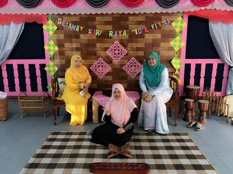 Enjoy the stage.. hari raya eid Hari Raya Decoration Ideas For School, Hari Raya Photobooth, Hari Raya Decoration Ideas, Hari Raya Deco, Raya Craft, Raya Backdrop, Raya Card, Raya Deco, Hari Raya Decoration