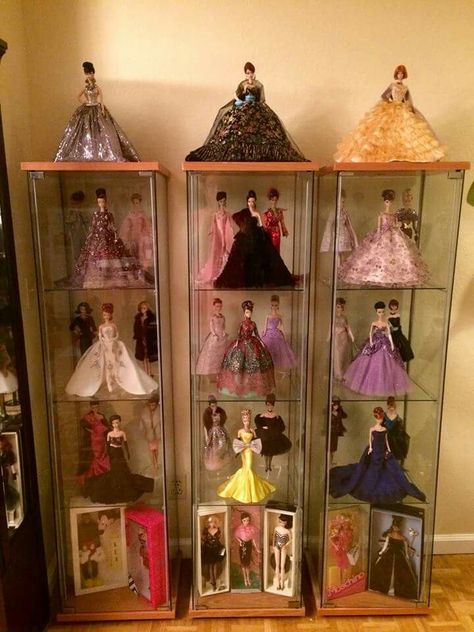 Beautiful display of Barbies from the collection of Leslie Bote. How To Display Barbie Collection, Barbie Collection Display Ideas, Barbie Display Ideas, Doll Display Ideas, Barbie Display Case, Bjd Collection Display, Barbie Trend, Barbie Display, Doll Collection Display Monster High