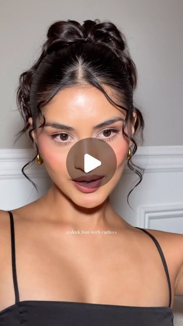 Paola Matute on Instagram: "Adding curls to your sleek bun is just 😮‍💨🖤🖤  ✨Save for later ✨ #easyhairstyles #sleekbun #hairtutorial #quickhairstyles #hairideas #updo" Bun With Curls Hanging Down Natural Hair, Slick Back Bun With Curls Out, How To Do Sleek Bun, Low Slick Bun Hairstyles, Wet Bun Hairstyles, Curly Slick Back Hairstyles, Slick Curly Bun, Sleek Updo Wedding, Slick Back Updo