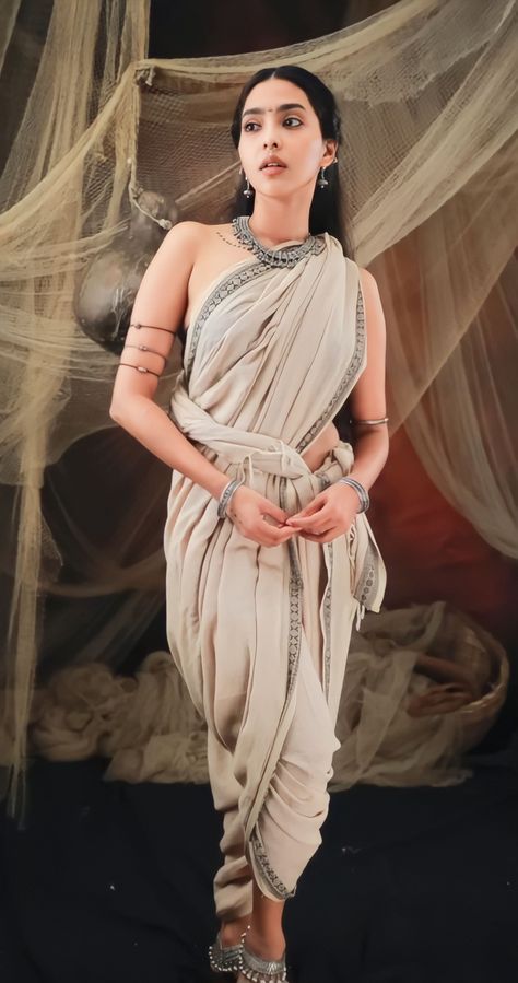 Vedic Period Costumes, Blouseless Saree Look, Blouseless Drape, Indian Ethnic Aesthetic, Ancient Indian Clothing, Hindu Fashion, Kerala Dress, Aishwarya Lekshmi, Hindu Clothing