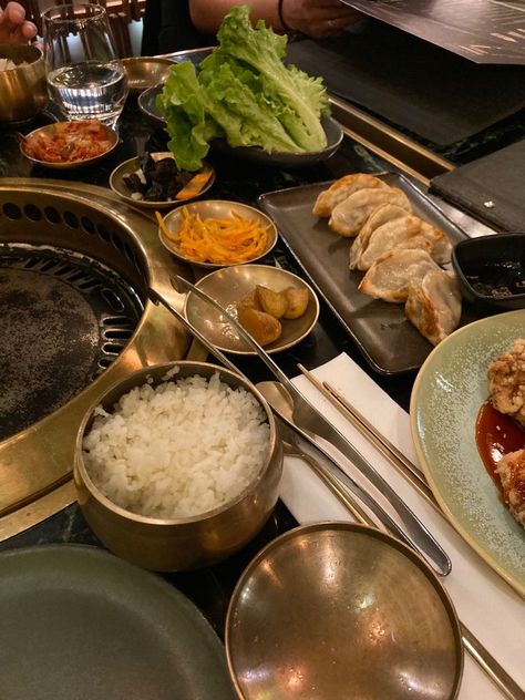 Korean Restaurant Aesthetic Food, Restaurant Dates Aesthetic, Food At Restaurant Aesthetic, Cooking Aesthetic Korean, Korean Family Dinner Aesthetic, Seoul Restaurant Aesthetic, Aesthetic Korean Food Pictures, Restaurant Lunch Aesthetic, Korean Cuisine Aesthetic