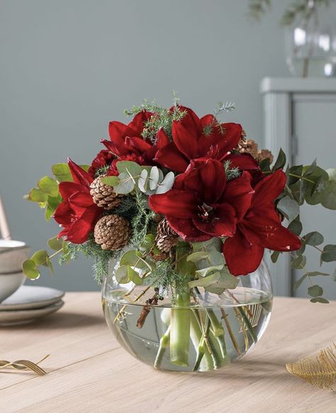 Calla Bouquet, Amaryllis Bouquet, Christmas Floral Arrangements Diy, Christmas Arrangements Centerpieces, Xmas Flowers, Holiday Floral Arrangements, Table Centerpiece Flower, Christmas Flower Decorations, Christmas Bouquet