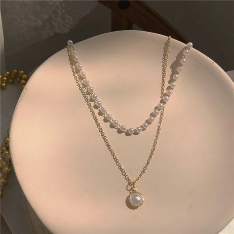 Pearl Necklace Aesthetic, Layer Chain Necklace, Layer Chain, Layered Pearl Necklace, Pretty Jewelry Necklaces, Pearl Necklace Vintage, Layered Chain Necklace, Beaded Jewels, Girly Accessories