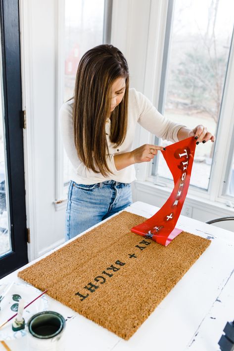 easy diy Christmas doormat (with a printable PDF) Diy Christmas Rug, Holiday Door Mats Diy, Doormat Christmas Diy, Christmas Door Mat Ideas Diy, How To Diy Doormat, Diy Christmas Mat, Diy Holiday Door Mat, Diy Christmas Gifts With Cricut, Christmas Doormat Diy