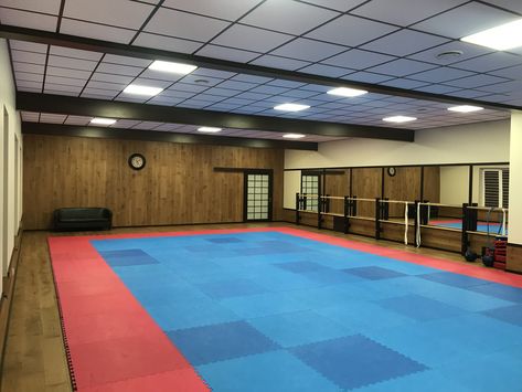 Taekwondo Studio, Dojang Design, Karate Gym, Dojo Decor, Gym Layout, Dojo Design, Dojo Ideas, Karate Dojo, Gym Design Interior