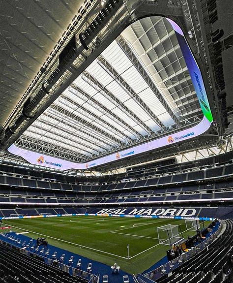 Real Madrid Stadium, Madrid Stadium, Stadium Architecture, Men's Soccer Teams, Wallpaper Icon, Port Of Spain, Santiago Bernabeu, Soccer Party, Madrid Barcelona