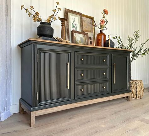 || AVAILABLE || A vintage sideboard with a modern transitional touch of glam with champagne bronze hardware, slat texture and warm, muted tan wood accents 😍 Such a great quality piece with sturdy construction. Wooden drawers all slide well and the doors open up to a shelf behind on either sides. Stunning oak wood grain on the top as well as the base we built. Swipe to see a “before” picture! I added some close ups/detail pics in an attempt to show how beautiful the colour, the texture and... Oak Sideboard Makeover, Sideboard Color Ideas, Black And Wood Furniture, Painting Sideboard, Refurbished Sideboard, Buffet Cabinet Makeover, Entryway Sideboard, Tan Furniture, Sideboard With Drawers