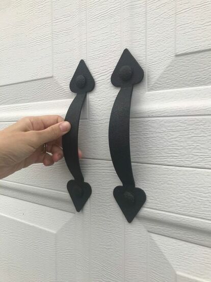 I found this idea to update your garage at a low cost and super simple. It is garage door magnetic hardware. You could buy the kind that screws in your garage, but these don’t require any tools. Mine were $18, but I found some for $10 because the ones I bought are no longer available. They magnetize straight onto your garage. I placed them below one of our rectangular patterns. Then the handle in the middle. You may need a level to make sure they are level and not crooked, but I just e… Magnetic Garage Door Accents, Garage Door Magnetic Accents, Garage Door Magnets, Magnetic Hardware, Magnetic Garage Door Hardware, Grey Garage Doors, Brown Garage Door, Garage Hardware, Garage Door Decorative Hardware