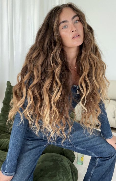 Boho Hair Color, Beachy Curly Hair, Wavy Balayage Hair, Ombré Curly Hair, Dark Blonde Curly Hair, Beachy Hair Color, Brown Curly Hair With Highlights, Balayage Wavy Hair, Wedding Hairstyles Medium Length