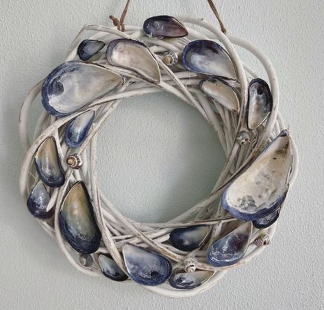 Seaside Wreath, Gentle Life, Seashell Art Diy, Gentle Style, Oyster Shell Crafts, Art Coquillage, Seashell Projects, Shell Wreath, Shells Diy