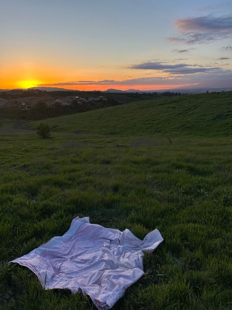 Grassy Hill Aesthetic, Picnic In Field, Bed In A Field, Penny Aesthetic, Picnic Photography, Outdoor Movie Theater, Grassy Hill, Grassy Meadow, Spain Summer