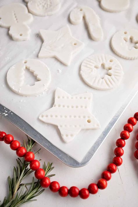 These easy DIY Baking Soda and Cornstarch Dough Ornaments are the perfect craft for kids this Christmas! Make the dough with just 3 ingredients, then decorate the ornaments with fun pressed patterns. | Welcome to Nana's #WelcometoNanas #cornstarchornaments #bakingsodaornaments #DIYChristmas Baking Soda Corn Starch Dough, Homemade Baked Ornaments, Salt Dough Ornament Painting Ideas, White Salt Dough Ornaments, Baking Soda Clay Ornaments, Diy Flour Ornaments, Christmas Cookie Ornaments Diy, Christmas Dough Ornaments, Diy Cookie Ornaments