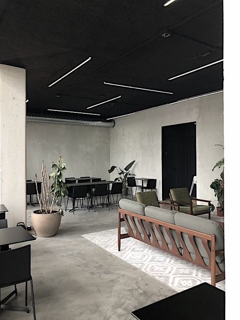 Black Ceiling Interior, Black Ceiling Office Interiors, Black Floor Interior, Cafe Black Interior, Cafe Interior Design Black, Black Ceiling Office, Black Ceiling Coffee Shop, Cafe Dark Design, Cafe Concrete Interior