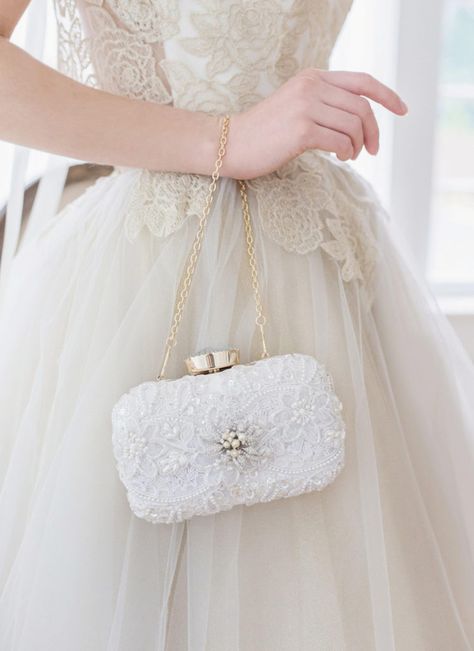 Style Up! 17 Gorgeous Bridal Clutches We Love! - Praise Wedding Cathedral Length Wedding Dress, Bridal Clutches, Bridal Traditions, Wedding Wedges, Bridal Theme, Bride Bag, Free Wedding Printables, Bridal Bag, Bridal Separates