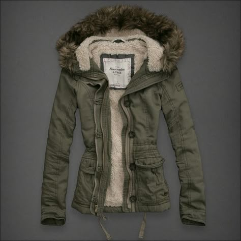 Why does this look so comfy and warm. Abercrombie (women), Winter Shopping, Clothing Winter, Moncler Jacket, Jackets Women, Looks Street Style, Winter Jackets Women, Fall Jackets, Winter Coats