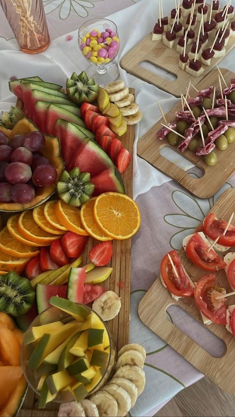 27 Insanely Cute Friendsgiving Ideas For Guests To Have The Best Time Party Fruit Platter, Diy Birthday Party Decorations, Friendsgiving Ideas, Sommer Mad, Party Fruit, Fruit Aesthetic, Birthday Snacks, Birthday Lunch, Birthday Dinner Party