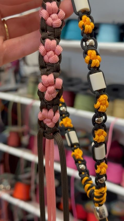 Dog Collar Diy Tutorials, Dog Boutique Ideas, Paracord Wrap Handle, Boho Dog Collar, Paracord Projects Diy, Paracord Necklace, Collar Macrame, Paracord Bracelet Tutorial, Paracord Braids