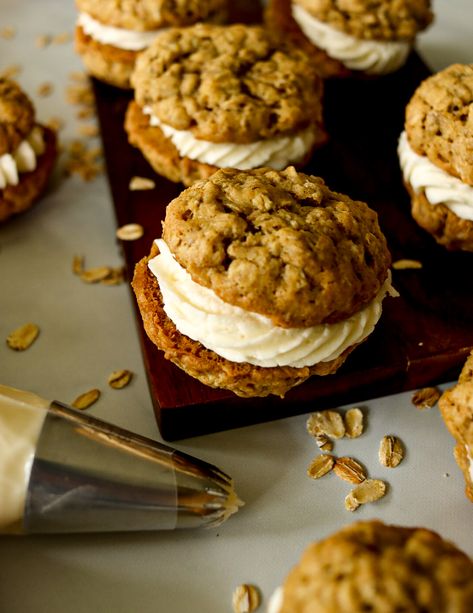 Homemade Soft Chewy Oatmeal Cream Pie Recipe: - Tiny Farm Big Family Diy Oatmeal Cream Pies, Diy Oatmeal, Oatmeal Pie, Oatmeal Creme Pie, Oatmeal Cream, Homemade Oatmeal, Oatmeal Cream Pies, Best Oatmeal, Pumpkin Oatmeal