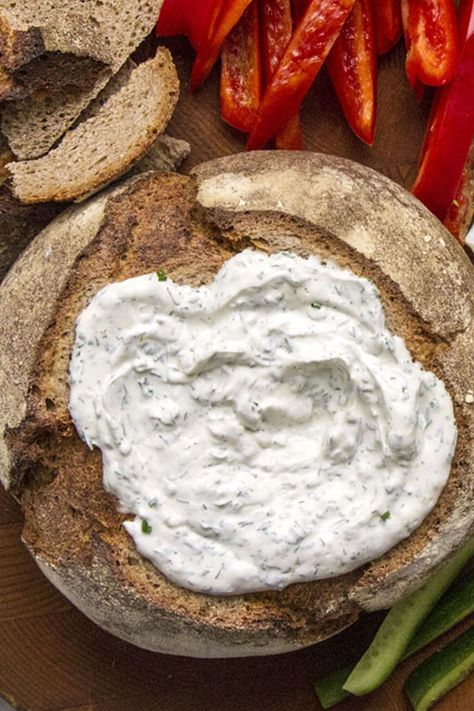 This quick and easy 40-minute rye bread dip recipe is the ultimate appetizer recipe meets tailgate food.#appetizers #appetizerrecipes #diprecipes #tailgatefood #tailgaterecipes #superbowlappetizers Rye Dip Recipe, Rye Boat Dip Recipe, Rye Bread Dip, Dips Sweet, Bread Dips Recipes, German Bread, Superbowl Appetizers, Bread Dip, Dip Recipes Easy