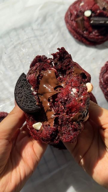 Cream Cheese Chips, Red Velvet Oreo Cookies, Chunky Cookies, Red Velvet Oreo, Oreo Cookie Recipes, Cookie Base, Cheese Chips, Giant Cookie, Nutella Cookies