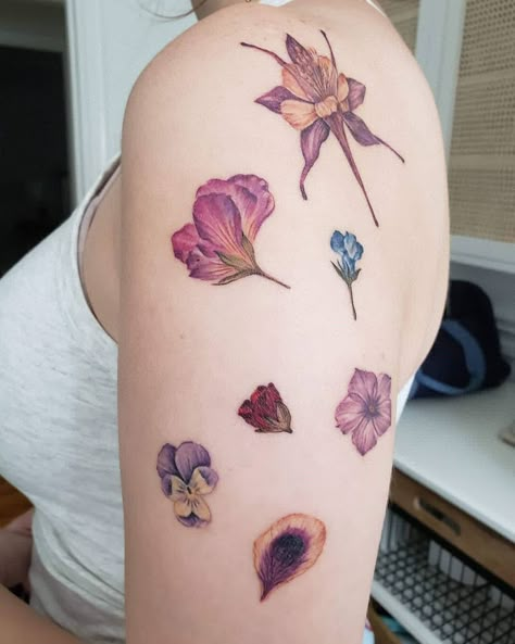 Pressed Flower Tattoo, Dried Flowers Tattoo, Dried Flower Tattoo, Colorful Flower Tattoo, Botanical Tattoos, Matching Friend Tattoos, Tattoo Nature, Food Tattoos, Tattoo Lettering Fonts