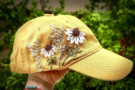 Embroidered Baseball Hat, Hand Embroidered Hat, Embroidery Hats Baseball Caps, Embroidered Hats Ideas, Creative Hats, Big Daisy, Hat For Woman, Bone Bordado, Bible Guide