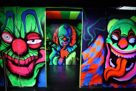 Haunted Attraction and Convention News, Reviews and more from around the world! Blacklight Halloween, Scariest Haunted House, Haunted Circus, Creepy Halloween Props, Haunted Carnival, Creepy Circus, House Paintings, Halloween Maze, Scary Haunted House