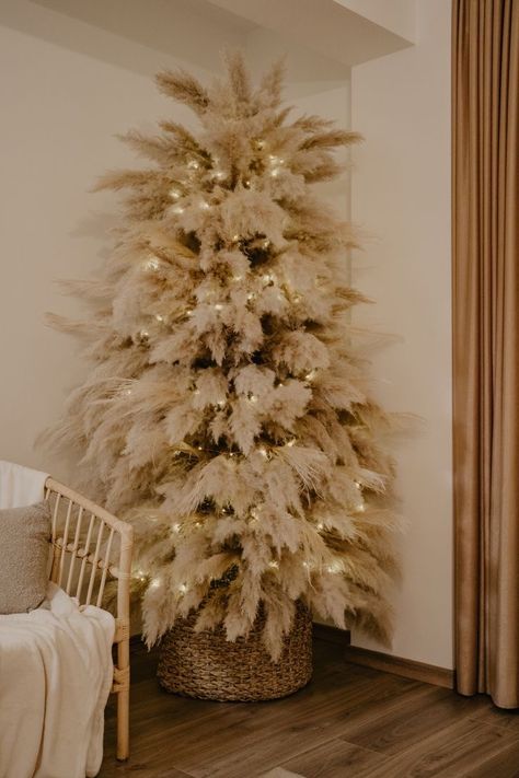 Christmas Tree Ideas Pampas, Christmas Tree Inspo Modern, Pampas’s Christmas Tree, Pampas Xmas Tree, Christmas Tree Pampas Decor, Christmas Tree Boho Ideas, Pampas Christmas Tree Topper, Diy Pampas Christmas Tree, Pompass Grass Christmas Decor