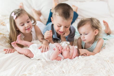 Newborn Cousins Photography, Newborn With 3 Siblings Photography, Newborn Photography 4 Siblings, At Home Sibling Photoshoot, Diy Sibling Photo Shoot At Home, Diy Newborn Pictures At Home With Siblings, Baby Cousins Photoshoot, Newborn Shoot At Home With Siblings, 4 Siblings Picture Ideas