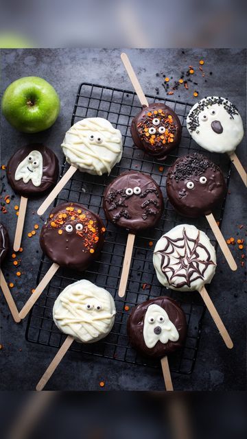 Spider Recipe, Chocolate Apple Pops, Lunch Box Treats, Caramel Apples Halloween, Caramel Apple Pops, Halloween Lunch Box, Autumn Baking, Halloween Apples, Halloween Lunch