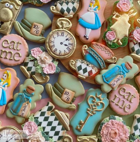 That Girl Who Bakes Cookies on Instagram: "Vintage Alice in Wonderland will always be one of my favourites ♣️🦩♠️🌹 . . . . . . . . . #thatgirlwhobakescookies #aliceinwonderlandcookies #vintagealiceinwonderlandcookies #teacupcookies #eatmecookies #drinkmecookies #madhattercookies #keycookies #teapotcookies #teacookies #teapartycookies #onederlandcookies #wonderlandcookies #pocketwatchcookies #clockcookies #watchcookies #alicecookies #sacookiecommunity #southafricancookies #southafricanr Alice In Wonderland Food, Wonderland Cookies, Alice In Wonderland Teapot, Halloween Sugar Cookies Decorated, Tea Party Cookies, Teapot Cookies, Vintage Alice In Wonderland, Alice In Wonderland Tea Party Birthday, Alice Tea Party