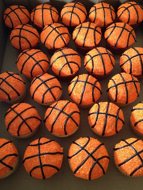 Basketball cupcakes - what do you think? Diy Basketball Cupcakes, Basketball Cupcakes Ideas, Cupcake Basketball, Basketball Party Ideas, Cake Party Ideas, Tiered Cupcake Display, Ball Cupcakes, Basketball Cupcakes, March Madness Parties