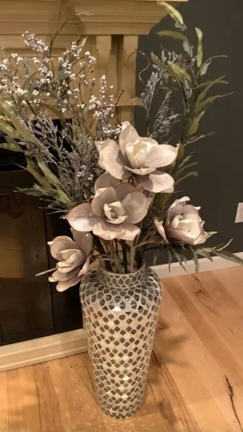 Large Floor Vases Decor Ideas, Big Vase With Flowers, Large Floor Vase Decor, Decor Vases Ideas, Tall Floor Vase Decor, Blush Floral Arrangements, Floor Vase Arrangement, Centerpiece Flower Arrangements, Big Floor Vases