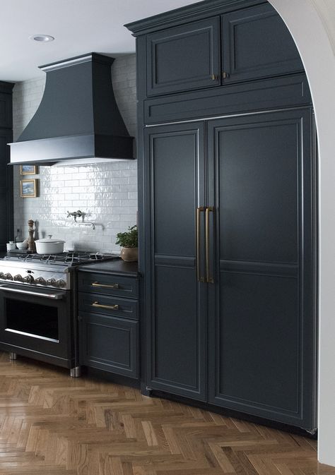 Paneled Refrigerator Kitchen, Paneled Appliances Kitchen, Kitchen With Black Appliances, Black Kitchen Appliances, Zline Appliances, Wooden Refrigerator, Panel Refrigerator, Kitchen Appliances Layout, Paneled Refrigerator