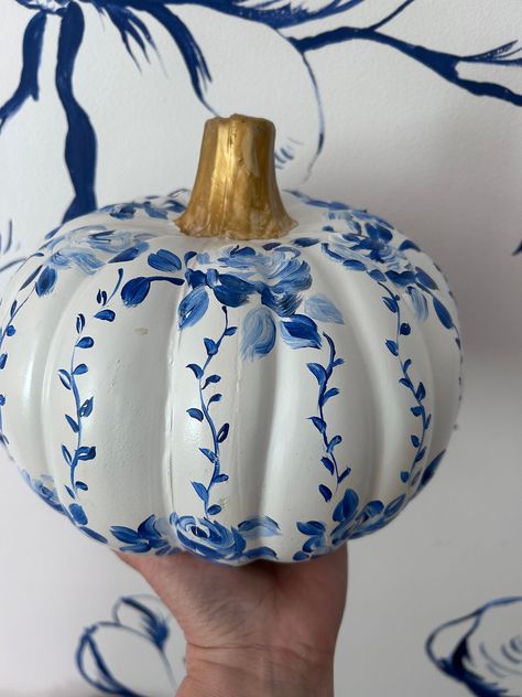 Easy Pumpkin Decorating Contest, Vintage Painted Pumpkins, Ceramic Pumpkin Decor, Painted Pumpkins Decor, Painted White Pumpkins, Painting On Pumpkins, White Pumpkin Painting Ideas, Painting Pumpkins Ideas Diy, Cool Pumpkin Painting Ideas