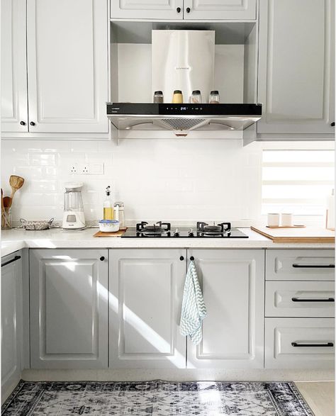 25 Amazing Grey Cabinets White Countertops Ideas Kitchen Floors With Grey Cabinets, Gray Cabinets And White Countertops, Grey Cabinets White Countertops, Light Grey Backsplash, Light Grey Cabinets, White Laminate Countertops, Grey Cupboards, Light Grey Kitchen Cabinets, Countertops Ideas